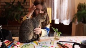 gato solo en casa una semana